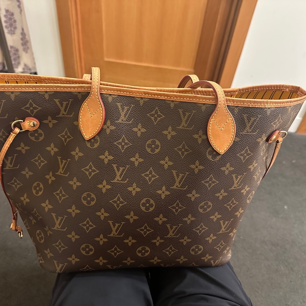 Louis Vuitton mm neverfull mimosa interior